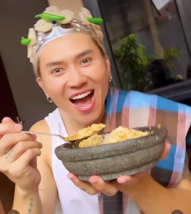 Berbeda dengan gaya sebelum menjadi duta seblak yang modis dan kekinian. Rafael percaya diri tampil seperti ‘Aa Sunda’ yang tradisional. Foto: Dok. Instagram Rafael Tan