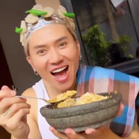 Berbeda dengan gaya sebelum menjadi duta seblak yang modis dan kekinian. Rafael percaya diri tampil seperti ‘Aa Sunda’ yang tradisional. Foto: Dok. Instagram Rafael Tan