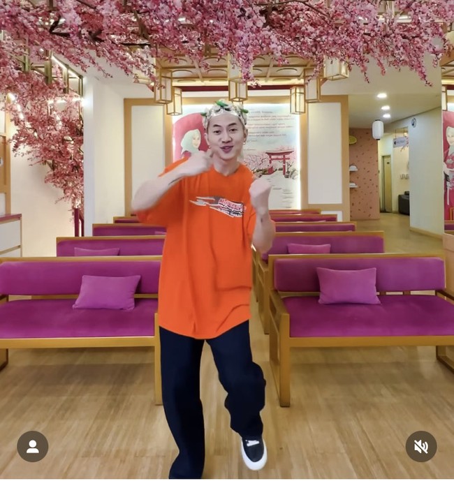 Tak hanya itu, pria kelahiran 1986 ini pun mengenakan mahkota seblaknya di berbagai kesempatan. Meskipun tampil ala street style dengan kaos oversized, tak ketinggalan pula mahkota berdesain kerupuk dan cabai hijau. Foto: Dok. Instagram Rafael Tan