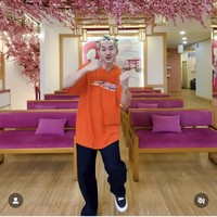 Tak hanya itu, pria kelahiran 1986 ini pun mengenakan mahkota seblaknya di berbagai kesempatan. Meskipun tampil ala street style dengan kaos oversized, tak ketinggalan pula mahkota berdesain kerupuk dan cabai hijau. Foto: Dok. Instagram Rafael Tan