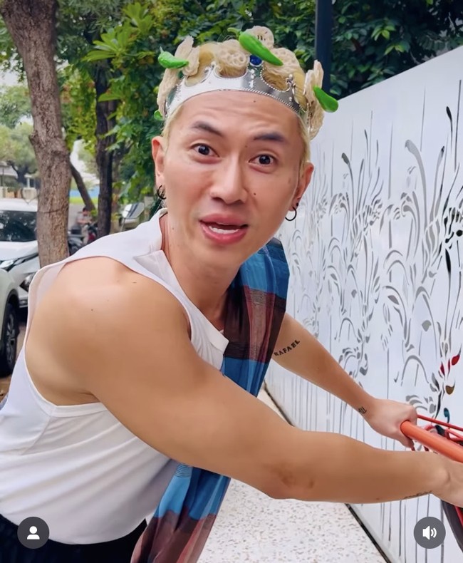 Ini gaya Rafael Tan saat ‘berdinas’ ke rumah seseorang yang meminta diajarkan bikin seblak. Lagi-lagi, ia hanya mengenakan kaus kutang putih. Rambutnya yang pirang pun dihiasi mahkota seblak. Foto: Dok. Instagram Rafael Tan
