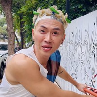 Ini gaya Rafael Tan saat ‘berdinas’ ke rumah seseorang yang meminta diajarkan bikin seblak. Lagi-lagi, ia hanya mengenakan kaus kutang putih. Rambutnya yang pirang pun dihiasi mahkota seblak. Foto: Dok. Instagram Rafael Tan