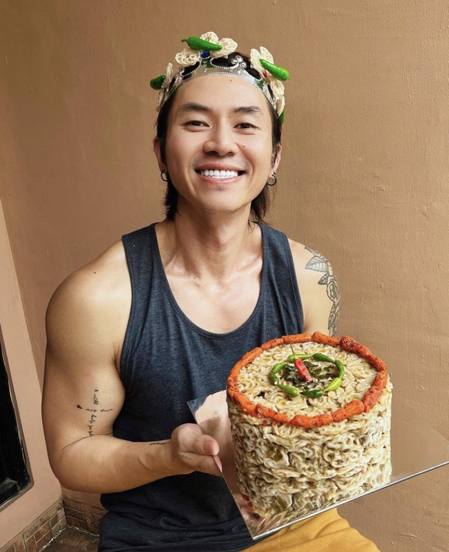 Rafael Tan jadi sorotan setelah video makan seblak viral. Ia kemudian disebut sebagai duta seblak, karena sukses bikin orang penasaran dan mencoba membuat kembali seblak coet-nya. Foto: Dok. Instagram Rafael Tan