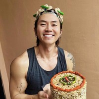 Rafael Tan jadi sorotan setelah video makan seblak viral. Ia kemudian disebut sebagai duta seblak, karena sukses bikin orang penasaran dan mencoba membuat kembali seblak coet-nya. Foto: Dok. Instagram Rafael Tan