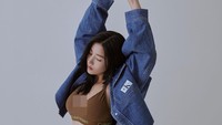 “Jennie terlihat mewah dan memberikan imej ‘I’m this brand’ sedangkan tubuh Kwon Eunbi sangat seksi membuatku ingin membeli underwear-nya,”. (Foto: dok. Instagram @silver_rain.__)