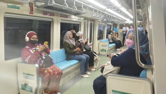 Gerbong khusus wanita di LRT Jabodebek