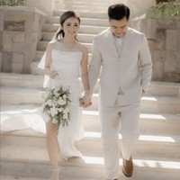 Rambut aktris sekaligus produser film ini pun ditata simpel dengan model kuncir tengah.  Foto: Instagram/@laynegallery.official