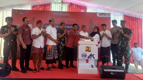 Gubernur Bali Wayan Koster saat meresmikan pembangunan shortcut Singaraja-Mengwitani titik 7D dan 7E, di Buleleng, Selasa (29/8/2023).