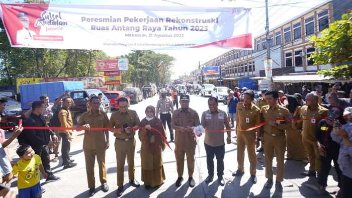 Gubernur Sulsel Andi Sudirman Sulaiman meresmikan rekonstruksi ruas Jalan Antang Raya, Makassar.