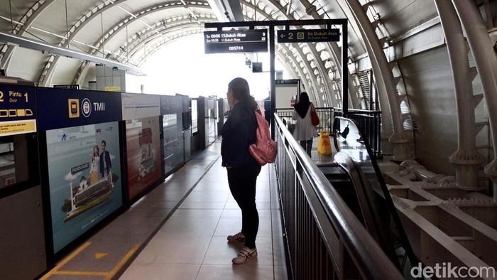 LRT Jabodebek memberlakukan tarif baru dengan minimal Rp 3 ribu dan maksimal Rp 20 ribu. Begini suasana penumpang LRT saat tarif baru berlaku.