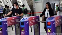 Penumpang melakukan tap in di Stasiun LRT TMII. Untuk pembayarannya, penumpang bisa menggunakan kartu uang elektronik perbankan (BRI, BNI, Bank Mandiri, BTN, BCA, dan Bank DKI Jakarta), Kartu Multi Trip KAI Commuter, scan QRIS, Link Aja, dan KAI PAY.  