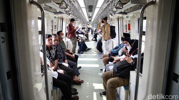 LRT Jabodebek resmi beroperasi untuk umum pada Senin (28/8) kemarin. Di hari kedua, banyak pekerja yang menggunakan LRT Jabodebek untuk berangkat kerja.