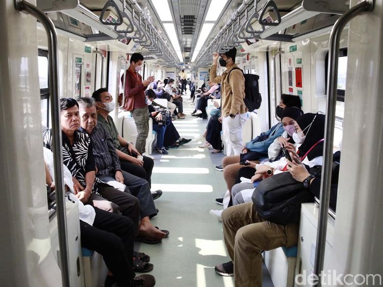 Hari Kedua Beroperasi, Banyak Pekerja Pakai LRT Jabodebek