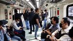 Hari Kedua Beroperasi, Banyak Pekerja Pakai LRT Jabodebek