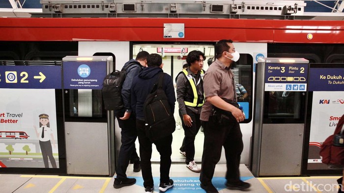 LRT Jabodebek resmi beroperasi untuk umum pada Senin (28/8) kemarin. Di hari kedua, banyak pekerja yang menggunakan LRT Jabodebek untuk berangkat kerja.