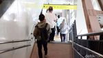 Hari Kedua Beroperasi, Banyak Pekerja Pakai LRT Jabodebek