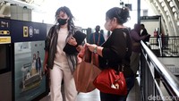 Warga mulai menggunakan transportasi LRT Jabodebek menuju lokasi kerjanya di Jakarta, Selasa (29/8/2023).  