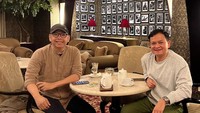 Hedi Yunus tak pernah melupakan teman-teman terdekat walaupun jarang bertemu. Menyambut salah satu sahabatnya ia menyajikan teh yang hangat sebagai pendamping berbincang santai. Foto: Instagram/hedi_yunus