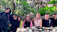 Menyambangi restoran yang enak seolah menjadi agenda wajib bersama teman-temannya. Dalam jamuan makan siang bersama terlihat juga Rieta Amalia yang hadir bersamanya. Foto: Instagram/hedi_yunus