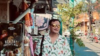 Berlibur ke Bali juga dimanfaatkan sebagai waktu kulineran untuknya. Kedai makanan sehat seperti smoothie dikunjungi oleh penyanyi legendaris tersebut. Foto: Instagram/hedi_yunus