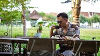 Di tengah waktu bersantainya, Hedi Yunus lebih memilih mendekatkan diri pada alam. Minum kopi di tepi sawah dengan pemandangan hijau begitu disukainya. Foto: Instagram/hedi_yunus