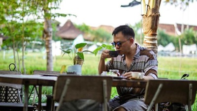 Gaya Bersantai ala Hedi Yunus, Ngopi di Pinggir Sawah hingga Makan Bakso