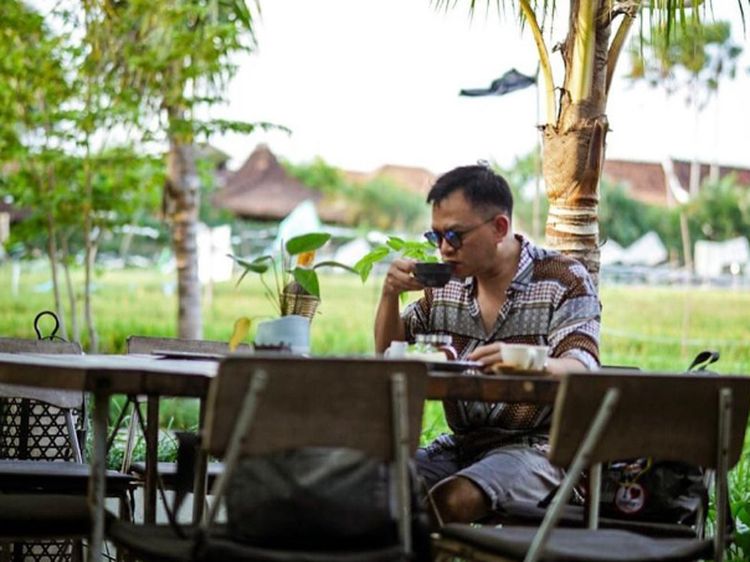 Gaya Bersantai ala Hedi Yunus, Ngopi di Pinggir Sawah hingga Makan Bakso