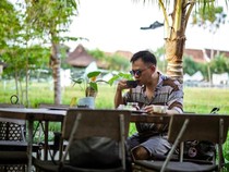 Gaya Bersantai ala Hedi Yunus, Ngopi di Pinggir Sawah hingga Makan Bakso