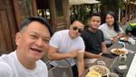 Gaya Bersantai ala Hedi Yunus, Ngopi di Pinggir Sawah hingga Makan Bakso
