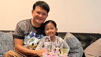Pada waktu senggangnya, Hedi Yunus menemani keponakannya merayakan ulang tahun. Kue yang cantik sesuai pesanan keponakannya juga dihadirkan sebagai hadiah. Foto: Instagram/hedi_yunus