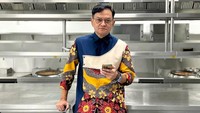 Hedi Yunus merupakan sosok pecinta kuliner. Saat menunggu gilirannya tampil di panggung ia lebih memilih menunggu di dapur sebuah restoran. Foto: Instagram/hedi_yunus