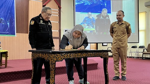 Penandatanganan nota kesepahaman rencana aksi kolaborasi ekowisata hiu paus antara Konservasi Indonesia dengan Pemkab Sumbawa oleh Senior Program Director Konservasi Indonesia Fitri Hasibuan dan Bupati Sumbawa Mahmud Abdullah di Kantor Bupati Sumbawa, NTB, Selasa (29/8/2023).