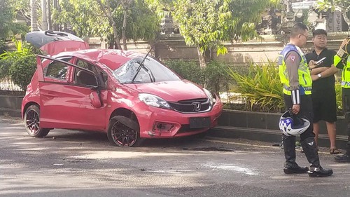 Kondisi mobil Honda Brio yang ringsek setelah terbalik di Jalan Raya Jurusan Denpasar-Gilimanuk tepatnya di depan Kantor Kejaksaan Negeri Jembrana, Kecamatan Negara, Selasa (29/8/2023).