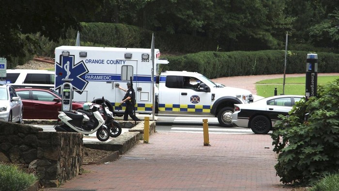 Horor Penembakan di Universitas North Carolina Law enforcement respond to the University of North Carolina at Chapel Hill campus in Chapel Hill, N.C., on Monday, Aug. 28, 2023, after the university locked down and warned of an armed person on campus. (AP Photo/Hannah Schoenbaum)