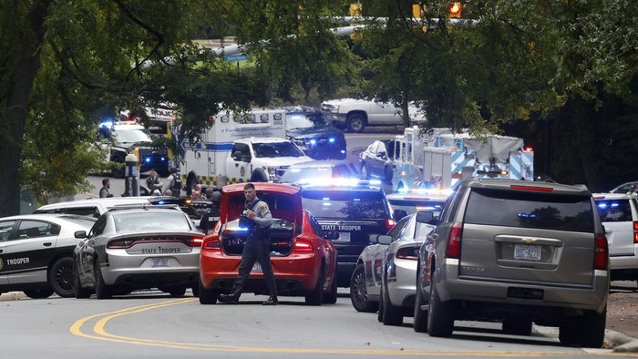 Horor Penembakan di Universitas North Carolina Law enforcement and first responders gather on South Street near the Bell Tower on the University of North Carolina at Chapel Hill campus in Chapel Hill, N.C., Monday, Aug. 28, 2023, after a report of an