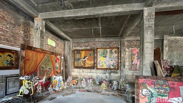 Iskandar dan wayang uwuh buatannya. Wayang berbahan sampah ini sudah mejeng hingga Belanda. Foto diambil Senin (29/8/2023).