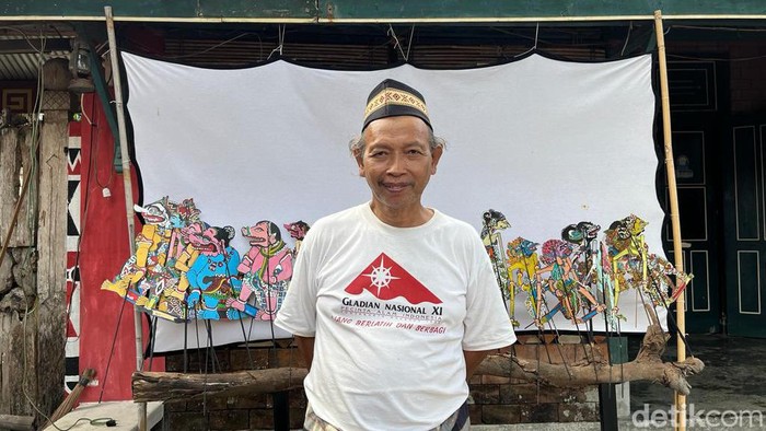 Iskandar dan wayang uwuh buatannya. Wayang berbahan sampah ini sudah mejeng hingga Belanda. Foto diambil Senin (29/8/2023).