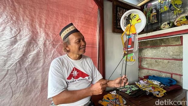 Iskandar dan wayang uwuh buatannya. Wayang berbahan sampah ini sudah mejeng hingga Belanda. Foto diambil Senin (29/8/2023).