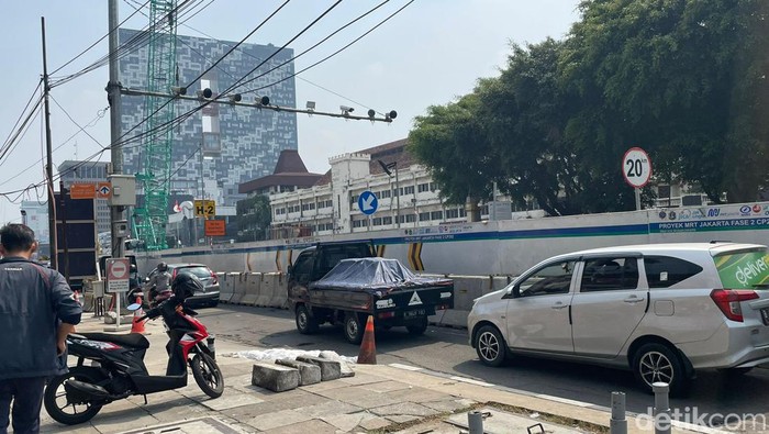 Jalan Gajah Mada-Hayam Wuruk, Harmoni, Jakpus, hanya bisa dilintasi 1 mobil (Silvia/detikcom)