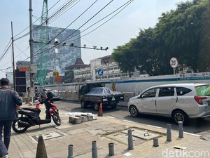 Jl Gajah Mada Padat Imbas Proyek MRT Fase 2, Hanya Bisa Dilintasi 1 Mobil