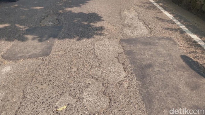 Jalan Tera mengalami kerusakan