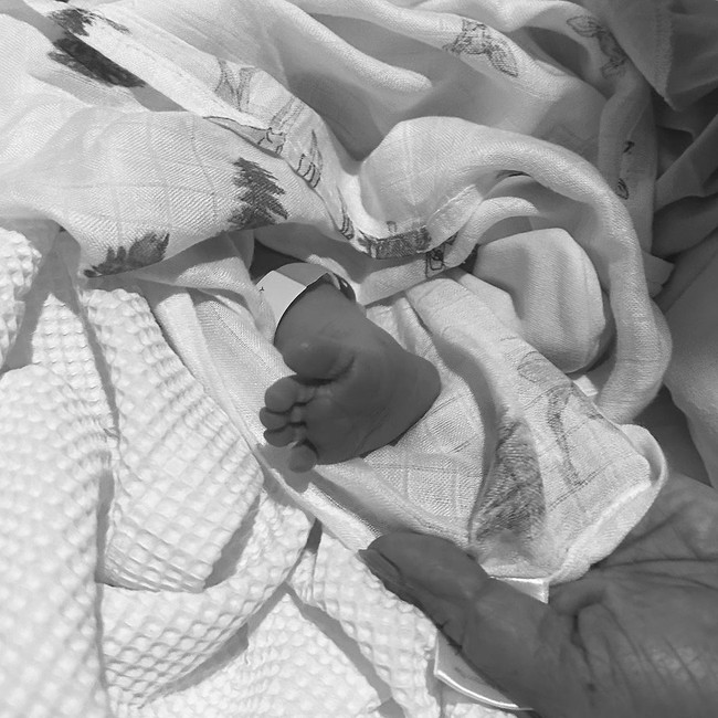 Sampai saat ini, Jennifer tidak menunjukkan wajah sang bayi, namun dia menunjukkan sejumlah bagian tubuh bayi mungil yang lahir dengan berat 3,4 kg itu. Ten little fingers, ten perfect toes, you fill our heart with love that overflows,” begitu keterangan fotonya.Foto: instagram jennifer coppen