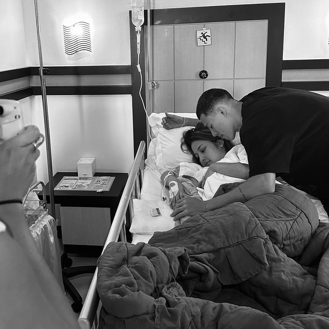 Jennifer melahirkan ditemani kekasihnya Dalli Wassink yang juga merupakan ayah dari bayi perempuan tersebut. Foto: instagram jennifer coppen