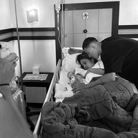 Jennifer melahirkan ditemani kekasihnya Dalli Wassink yang juga merupakan ayah dari bayi perempuan tersebut. Foto: instagram jennifer coppen