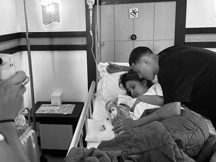 6 Foto Jennifer Coppen Melahirkan Ditemani Kekasihnya