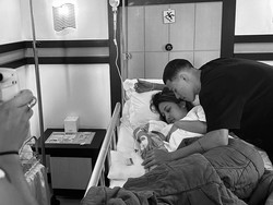 6 Foto Jennifer Coppen Melahirkan Ditemani Kekasihnya