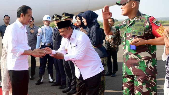Jokowi tiba di Bandara Cakrabhuwana, Cirebon, Jawa Barat.