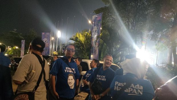 Kader mengenakan kaos dengan gambar Menteri BUMN Erick Thohir. (Dwi-detikcom)