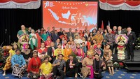 Pada pementasan ini para anggota Kagama Karawitan mengenakan kostum aneka baju adat tradisional dari berbagai derah di Indonesia, dengan maksud untuk menunjukkan keberagaman Indonesia. Foto: Doc. Kagama