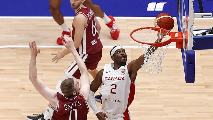 Basketball - FIBA World Cup 2023 - First Round - Group H - Canada v Latvia - Indonesia Arena, Jakarta, Indonesia - August 29, 2023 Canadas Shai Gilgeous-Alexander in action with Latvias Rolands Smits REUTERS/Willy Kurniawan